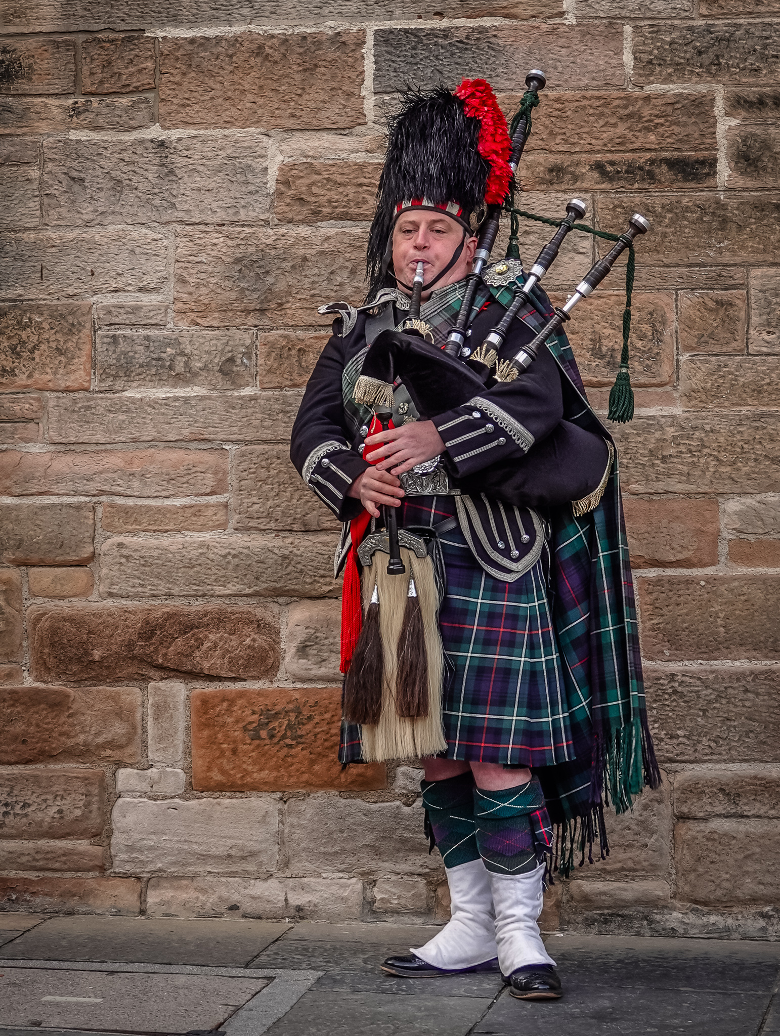 🏴 First Impressions of Edinburgh: Rain, Castles, Gin, and George the Pigeon