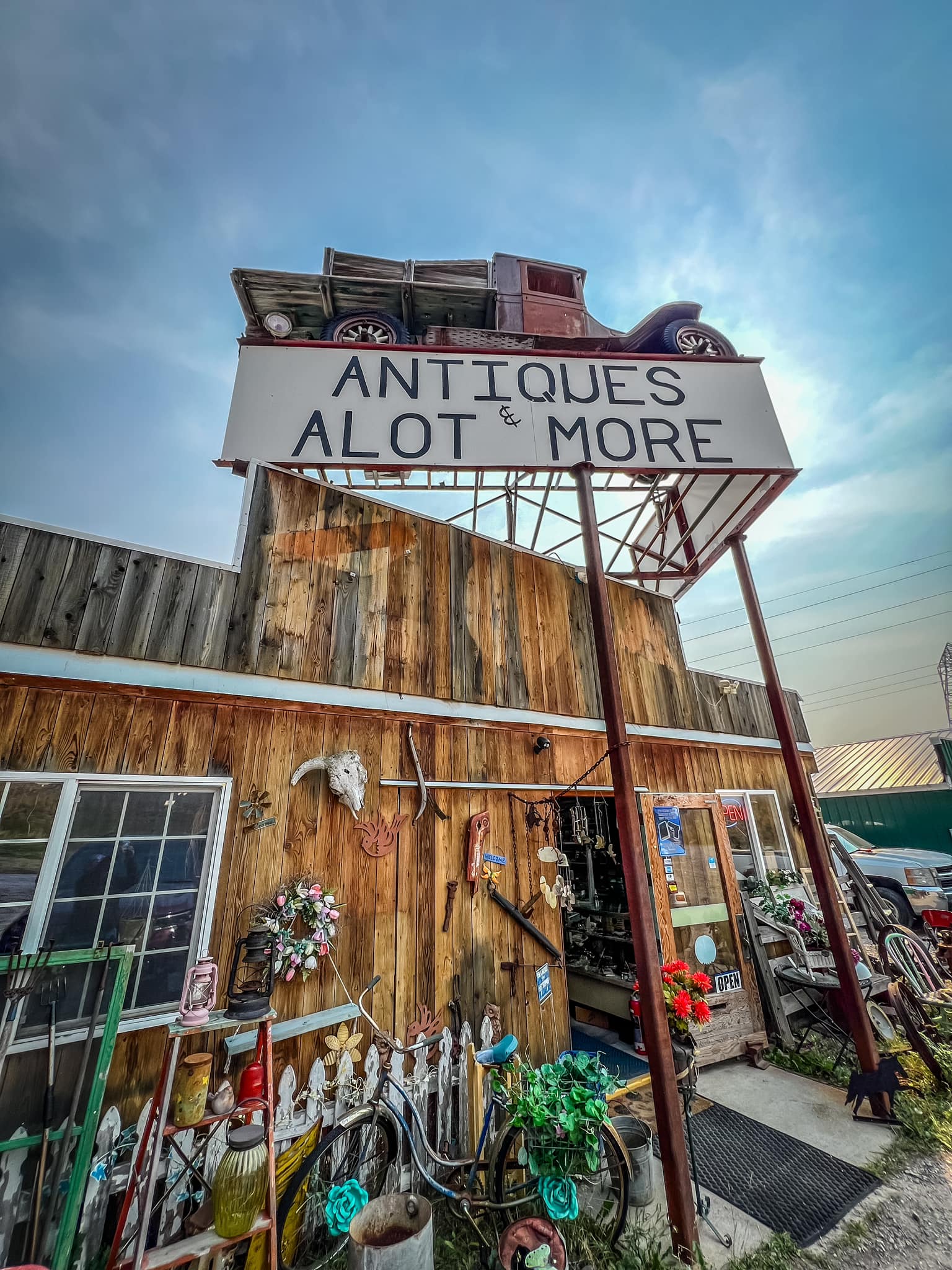🇺🇸 Fun in Whitefish: Hiking, Huckleberries and Antique Finds