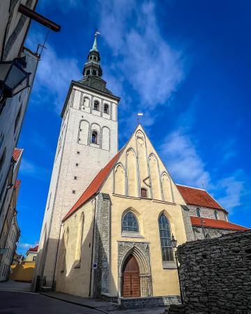 🇪🇪 First Impressions of Tallinn: Cold Temps, Impossible Language & Warm Bread